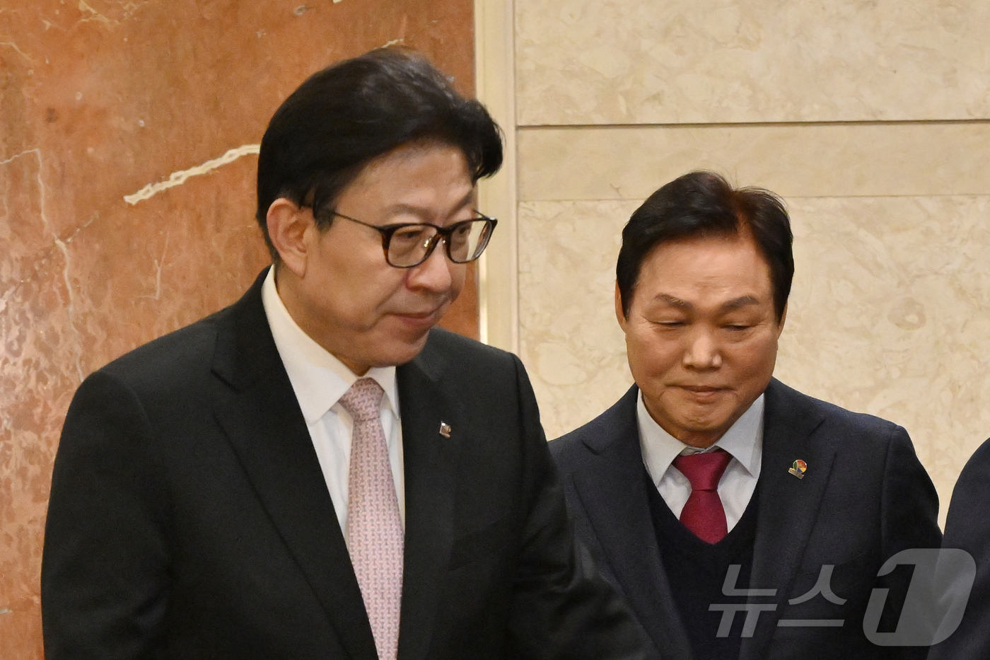 (서울=뉴스1) 김민지 기자 = 박형준 부산시장과 박완수 경남지사가 2일 서울 여의도의 한 호텔에서 열린 광역자치단체 통합 관련 시도지사 연석회의에서 기념촬영을 마치고 이동하고 있 …