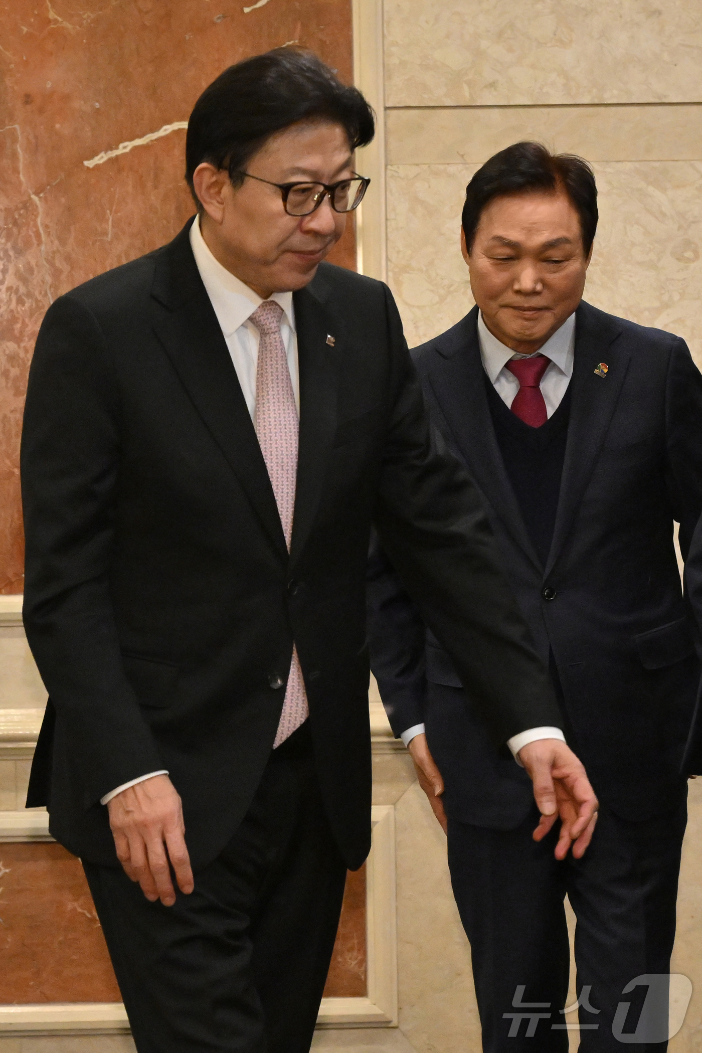 (서울=뉴스1) 김민지 기자 = 박형준 부산시장과 박완수 경남지사가 2일 서울 여의도의 한 호텔에서 열린 광역자치단체 통합 관련 시도지사 연석회의에서 기념촬영을 마치고 이동하고 있 …