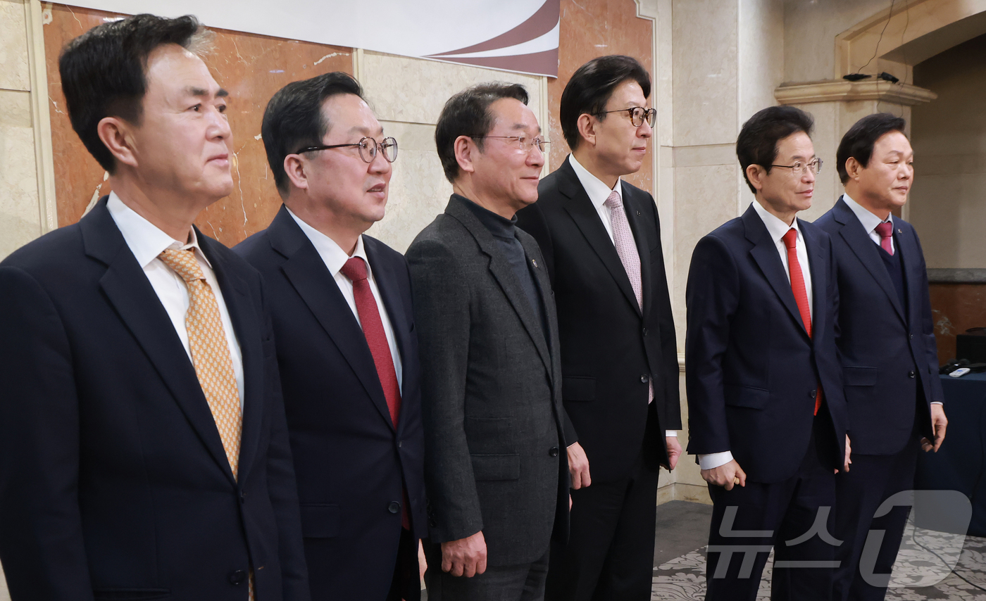 (서울=뉴스1) 김민지 기자 = 시도지사협의회장인 유정복 인천시장을 비롯한 광역단체장이 2일 서울 여의도 켄싱턴호텔에서 열린 광역자치단체 통합 관련 시장·도지사 연석회의에서 기념촬 …