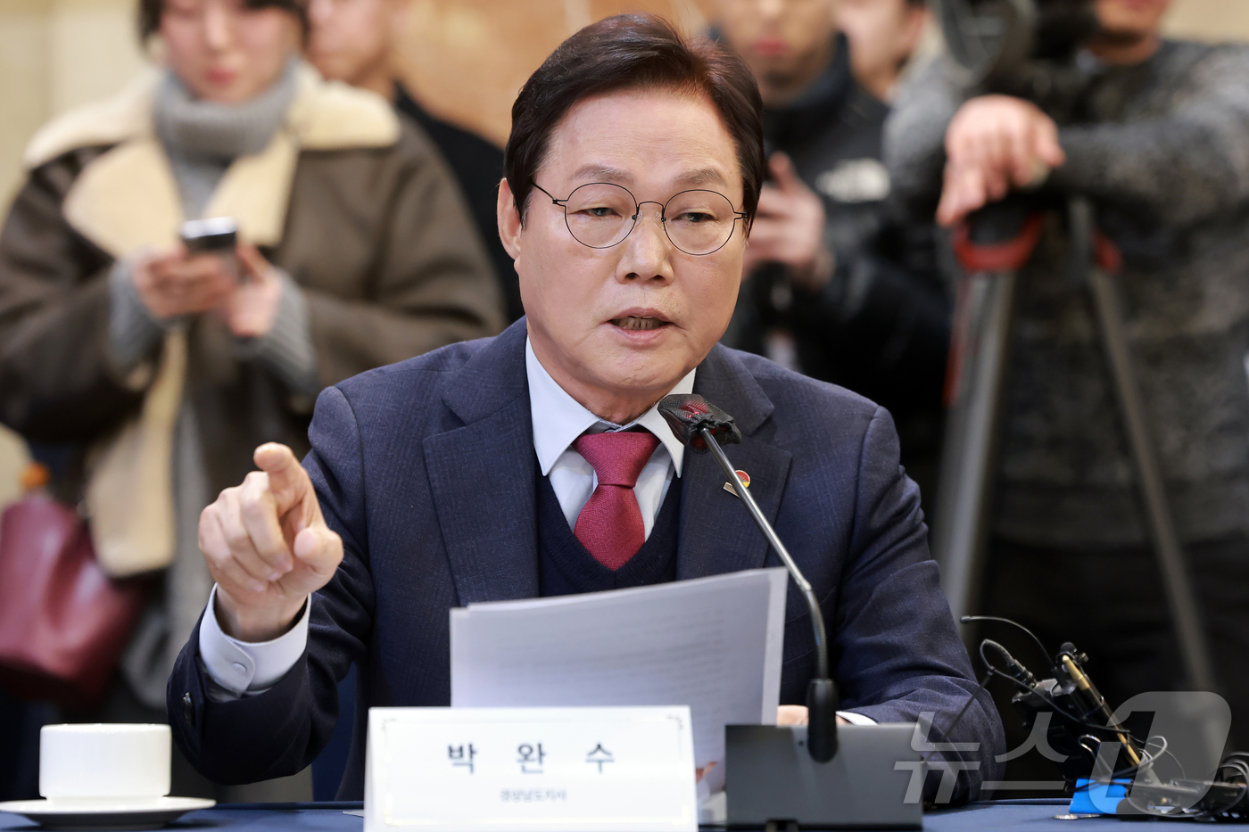 (서울=뉴스1) 김민지 기자 = 박완수 경남도지사가 2일 서울 여의도 켄싱턴호텔에서 열린 광역자치단체 통합 관련 시장·도지사 연석회의에 참석해 발언하고 있다. (공동취재) 2026 …