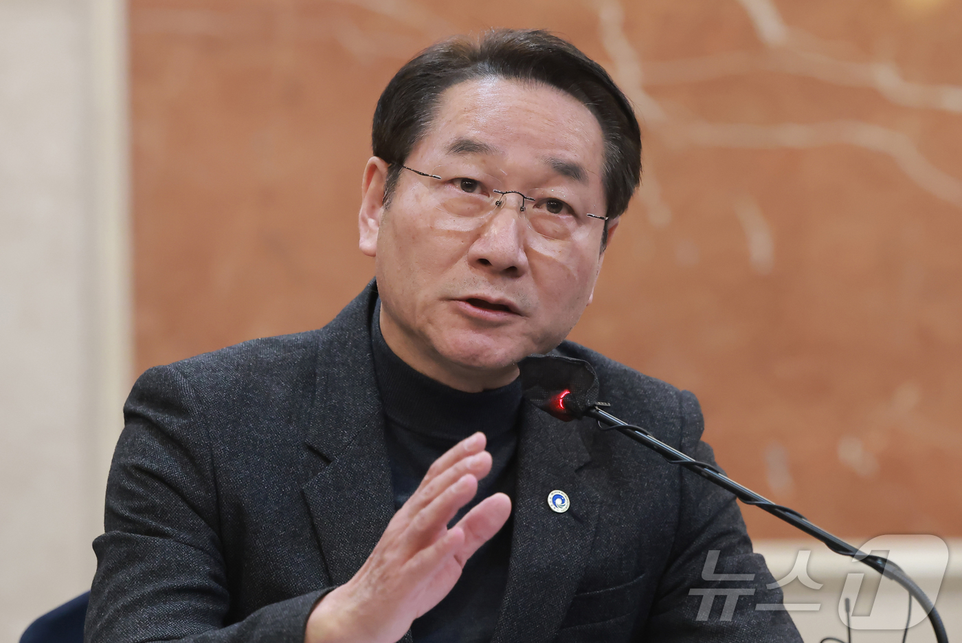 (서울=뉴스1) 김민지 기자 = 유정복 인천시장이 2일 서울 여의도 켄싱턴호텔에서 열린 광역자치단체 통합 관련 시장·도지사 연석회의에 참석해 발언하고 있다. (공동취재) 2026. …