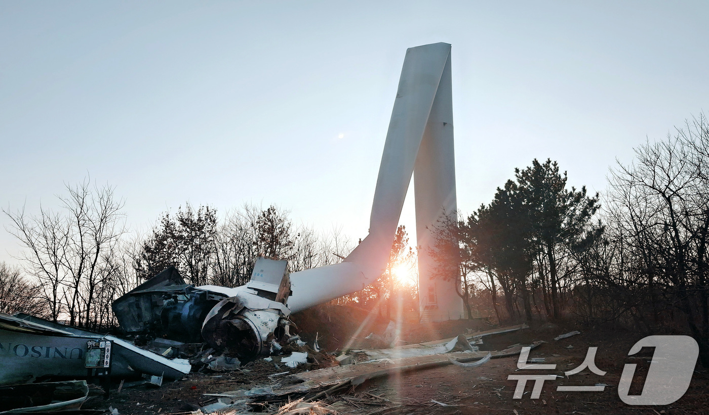 (영덕=뉴스1) 공정식 기자 = 2일 오후 4시 42분쯤 경북 영덕군 영덕읍 창포리 풍력발전단지에서 풍력발전기 1기가 기둥 중간부 파손으로 넘어지는 사고가 발생했다. (경북소방본부 …