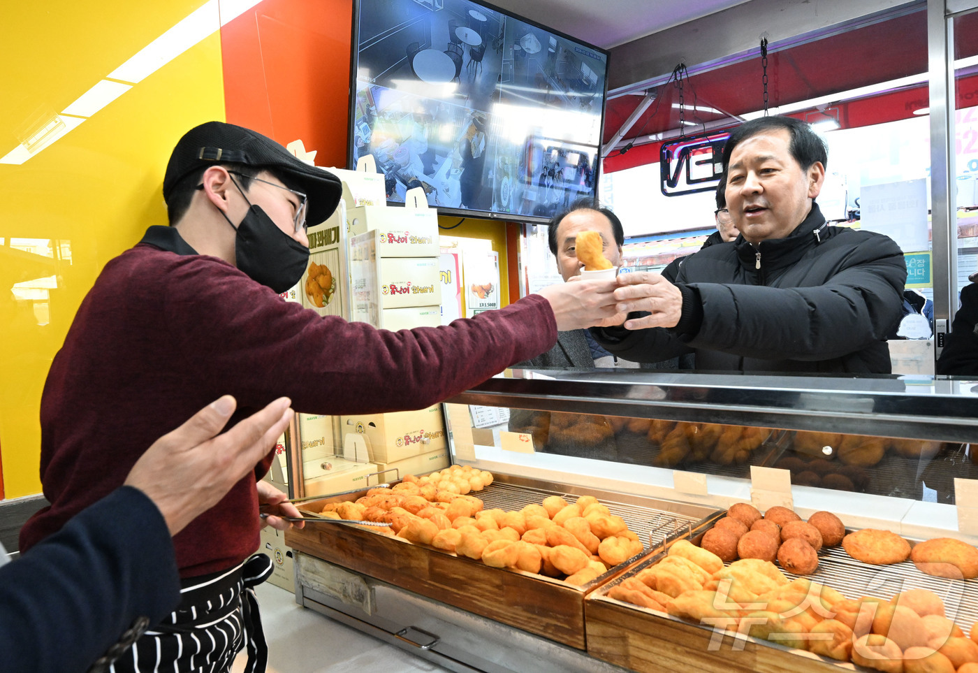 (서울=뉴스1) = 구윤철 경제부총리 겸 재정경제부 장관이 2일 충남 천안 중앙시장을 방문해 설 명절 성수품 수급동향 및 설 민생안정대책의 이행상황을 점검하고 있다. (기재부 제공 …