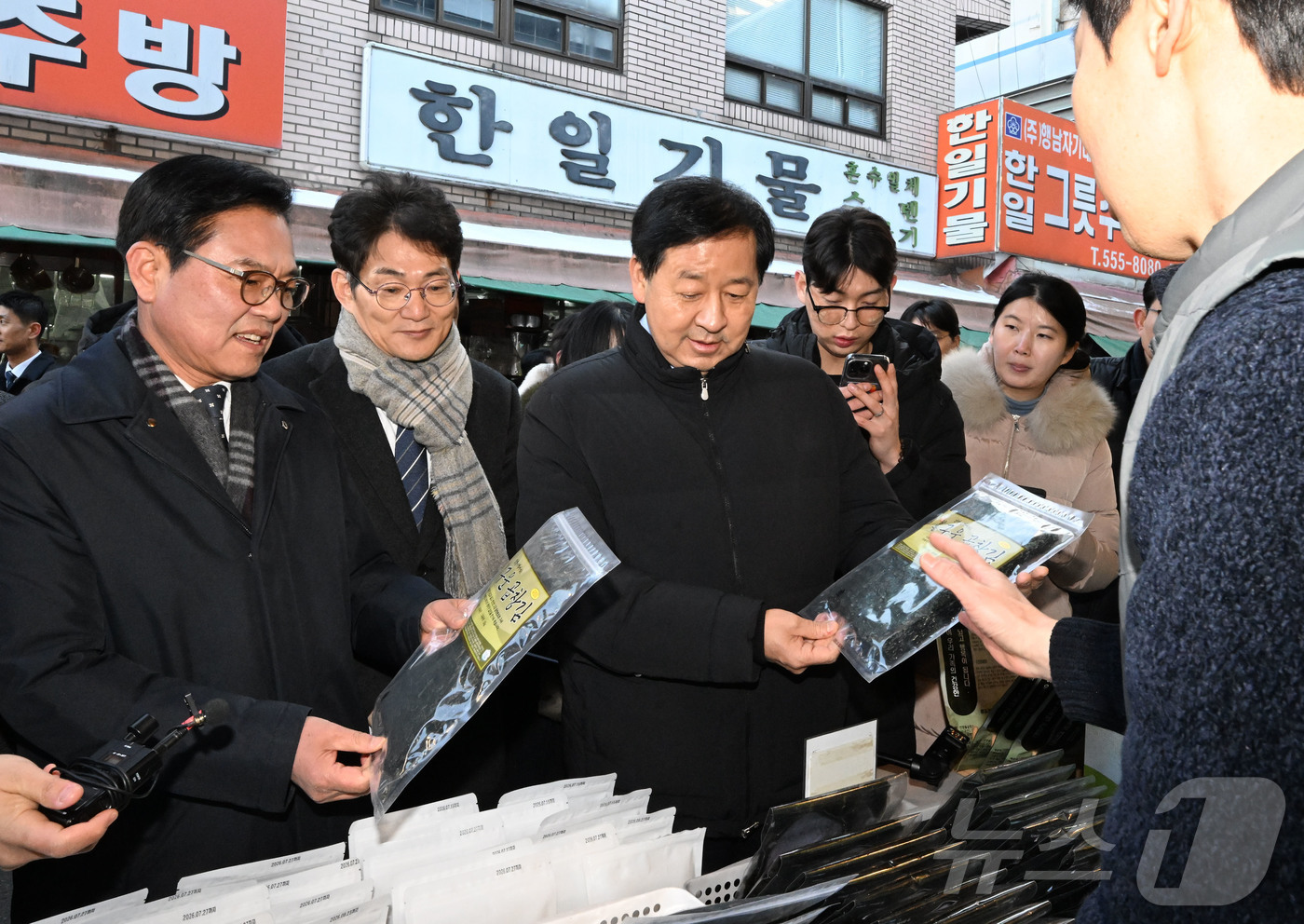 (서울=뉴스1) = 구윤철 경제부총리 겸 재정경제부 장관이 2일 충남 천안 중앙시장을 방문해 설 명절 성수품 수급동향 및 설 민생안정대책의 이행상황을 점검하고 있다. (기재부 제공 …