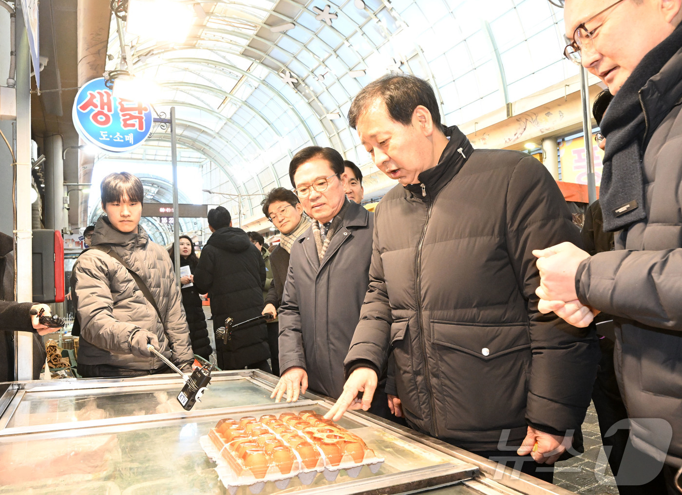 (서울=뉴스1) = 구윤철 경제부총리 겸 재정경제부 장관이 2일 충남 천안 중앙시장을 방문해 설 명절 성수품 수급동향 및 설 민생안정대책의 이행상황을 점검하고 있다. (기재부 제공 …