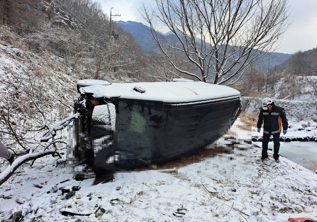 홍천서 승합차 4m 아래로 추락…운전자 숨져