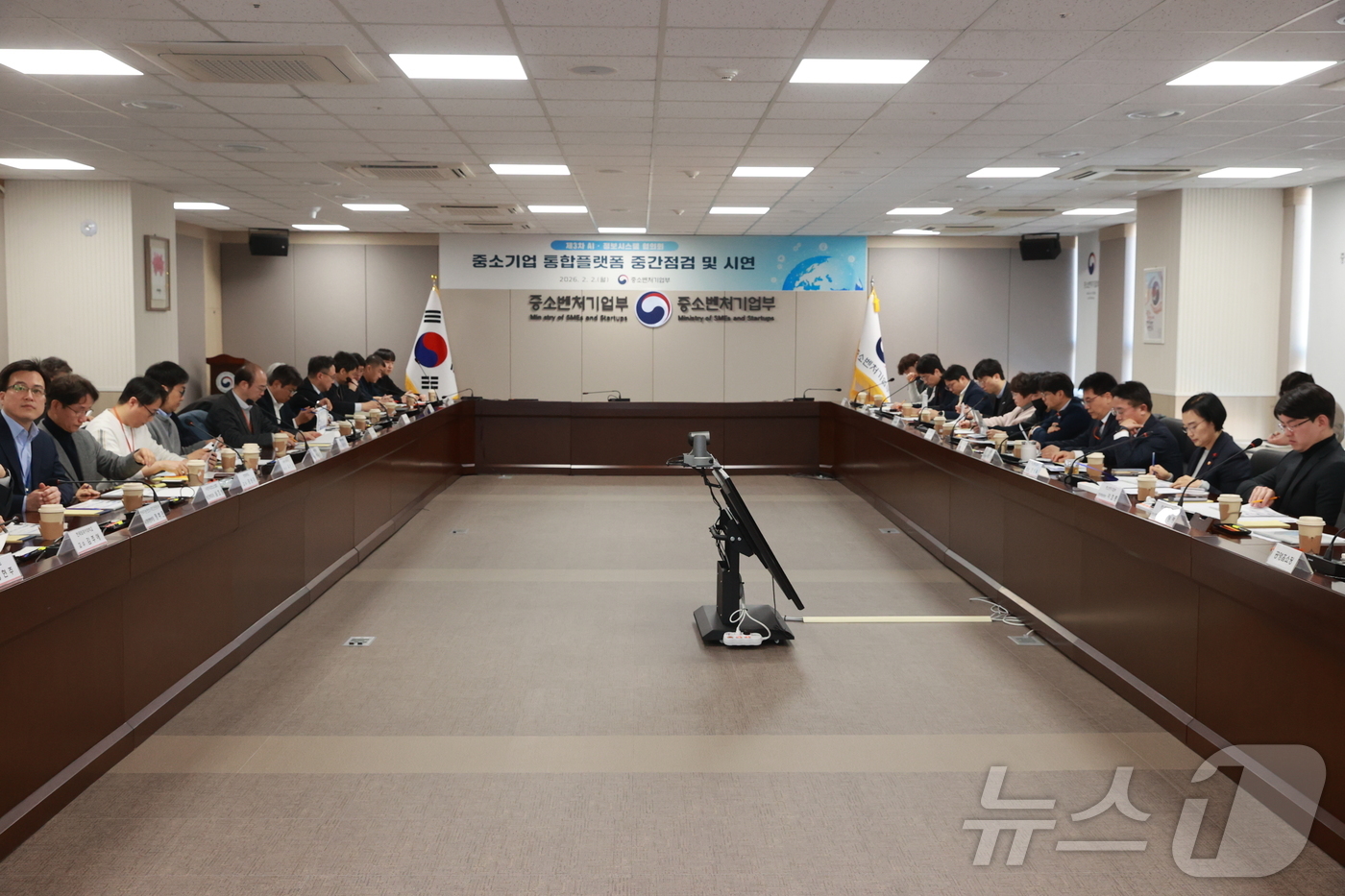 (서울=뉴스1) = 한성숙 중소벤처기업부 장관이 2일 정부세종청사에서 열린 '제3차 AI·정보시스템 협의회'에 자리하고 있다.(중기부 제공. 재판매 및 DB 금지) 2026.2.2 …