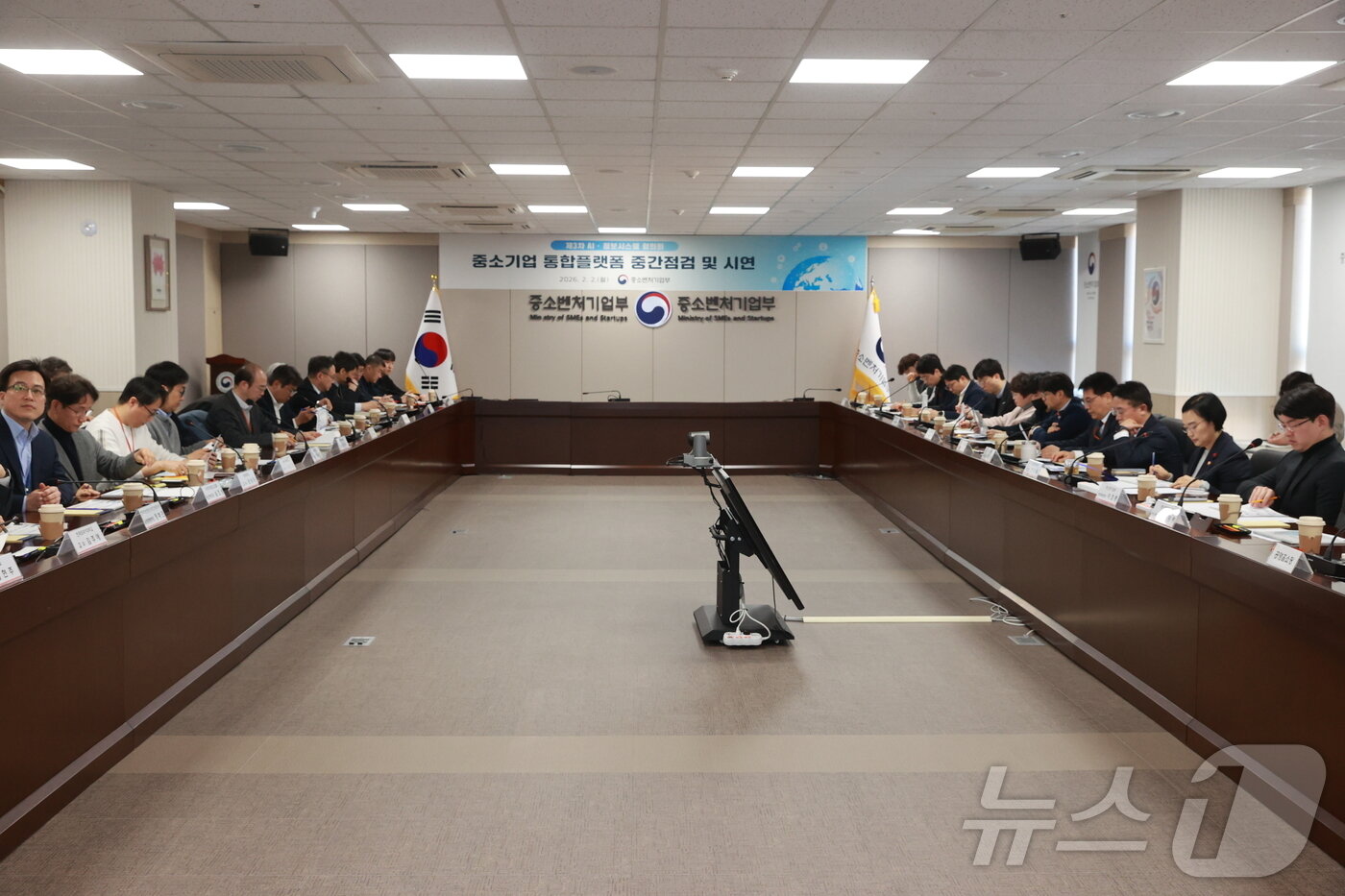 본문 이미지 - 한성숙 중소벤처기업부 장관이 2일 정부세종청사에서 열린 '제3차 AI·정보시스템 협의회'에 자리하고 있다.(중기부 제공. 재판매 및 DB 금지) 2026.2.2/뉴스1