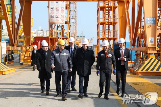 본문 이미지 - 스티븐 퓨어 캐나다 국방조달 특임장관(가운데)이 2일 한화오션 거제사업장을 방문해 이두희 국방부 차관(왼쪽 첫 번째), 김희철 한화오션 대표(왼쪽 두 번째)와 함께 생산시설을 둘러보고 있다. (한화오션 제공. 재판매 및 DB 금지) 2026.2.2/뉴스1