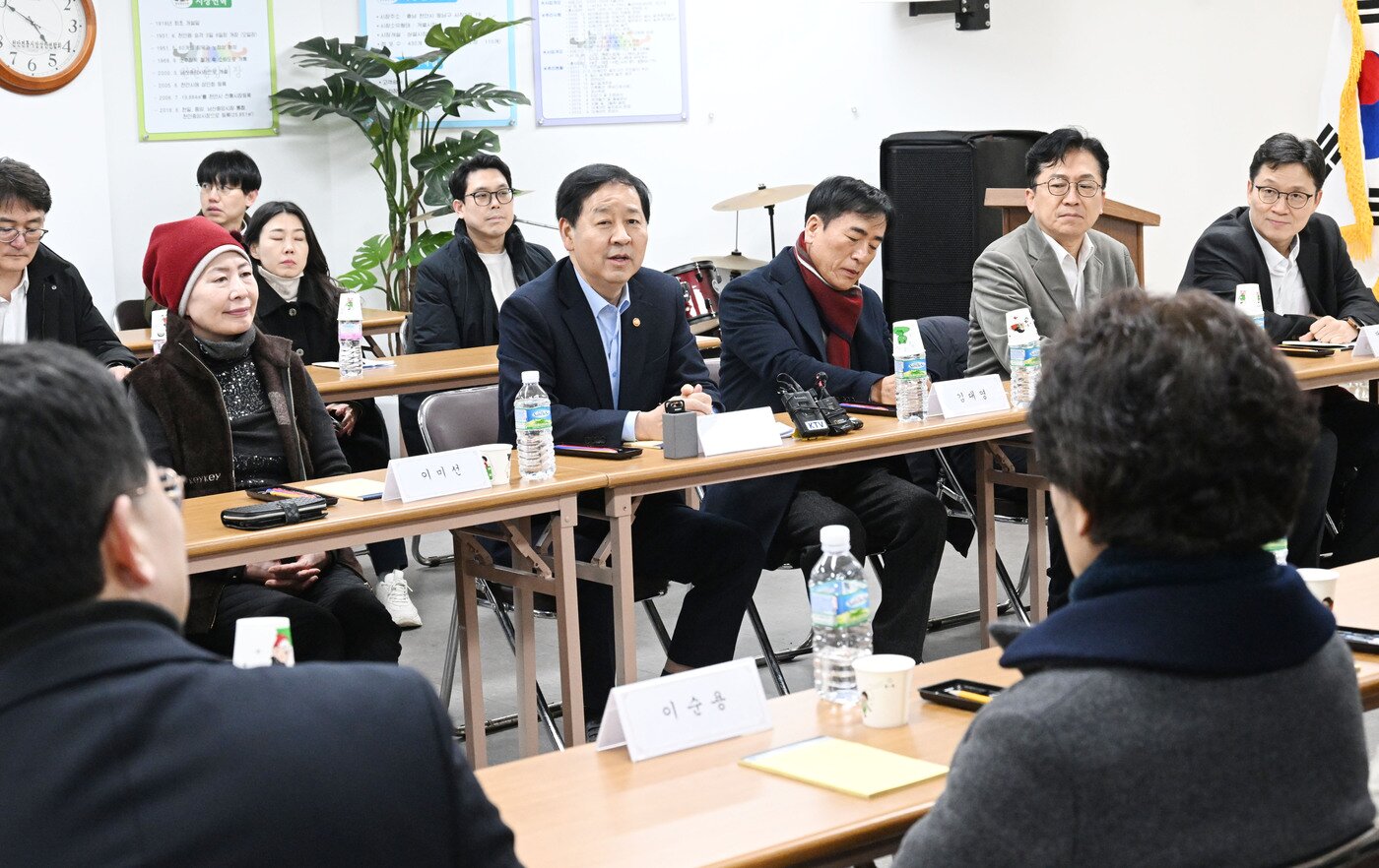 본문 이미지 - 구윤철 부총리 겸 재정경제부 장관이 2일 천안중앙시장에서 시장 상인들과의 간담회를 통해 애로사항을 청취하고 있다.(재정경제부 제공)