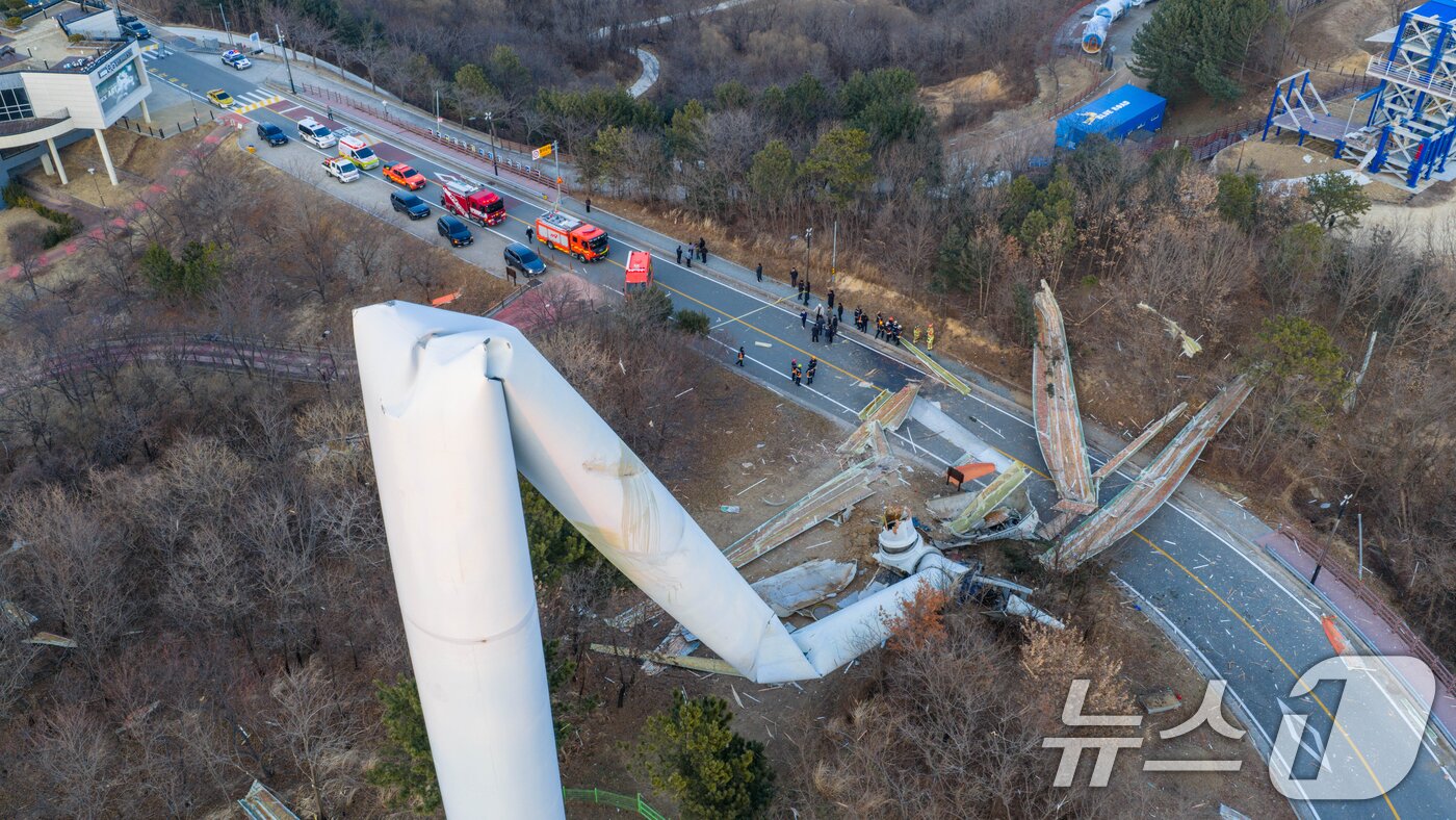 본문 이미지 - 2일 오후 영덕군 영덕읍 창포풍력발전단지에 있던 풍력발전기가 도로에 쓰러져 있다. 영덕군과 소방당국은 풍력단지로 연결되는 도로를 차단했으며 인명 피해는 없는 것으로 전해졌다.(독자제공, 재판매 및 DB금지) 2026.2.2
