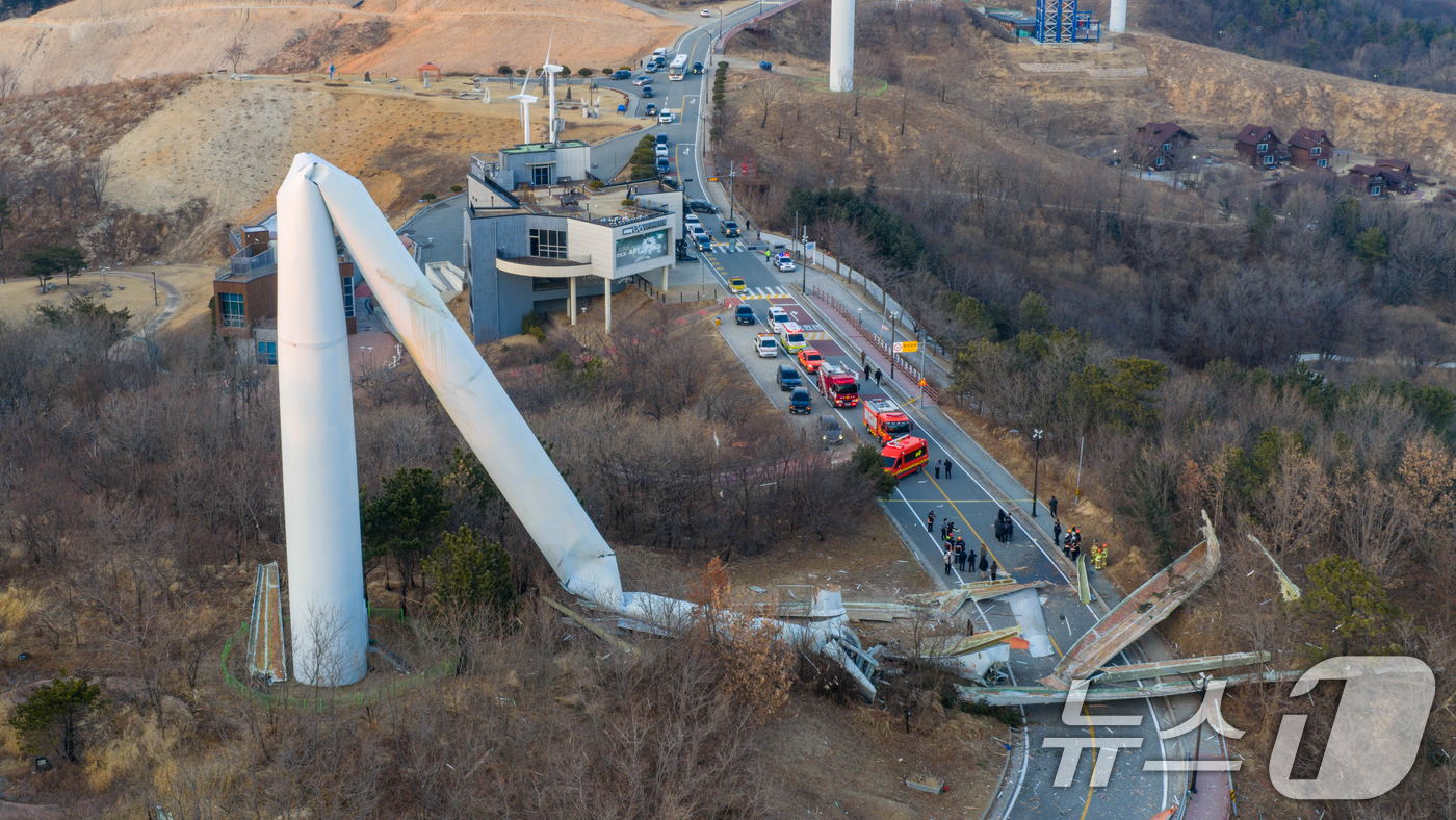 (영덕=뉴스1) 최창호 기자 = 2일 오후 영덕군 영덕읍 창포풍력발전단지에 있던 풍력발전기가 도로에 쓰러져 있다.영덕군과 소방당국은 풍력단지로 연결되는 도로를 차단했으며 인명 피해 …