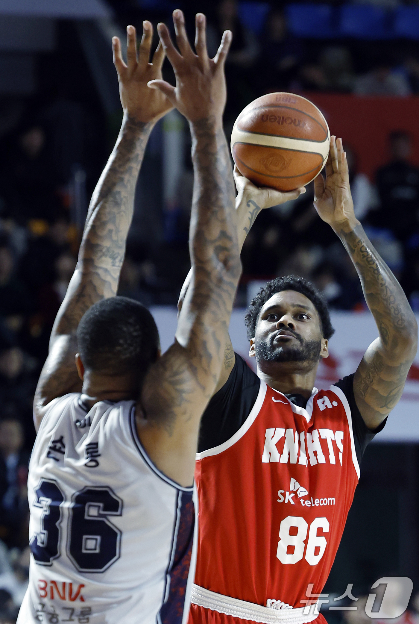 (서울=뉴스1) 박정호 기자 = 2일 오후 서울시 송파구 잠실학생체육관에서 열린 2025-2026 LG전자 프로농구 서울 SK 나이츠와 부산 KCC 이지스의 경기에서 SK 대릴 먼 …