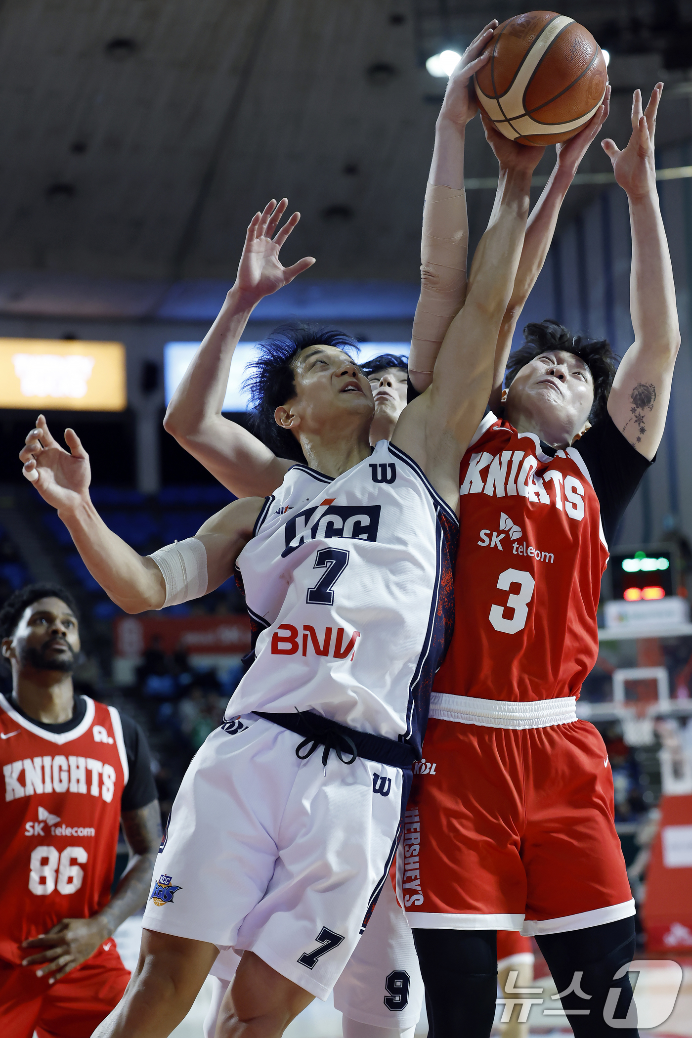 (서울=뉴스1) 박정호 기자 = 2일 오후 서울시 송파구 잠실학생체육관에서 열린 2025-2026 LG전자 프로농구 서울 SK 나이츠와 부산 KCC 이지스의 경기에서 KCC 허훈과 …