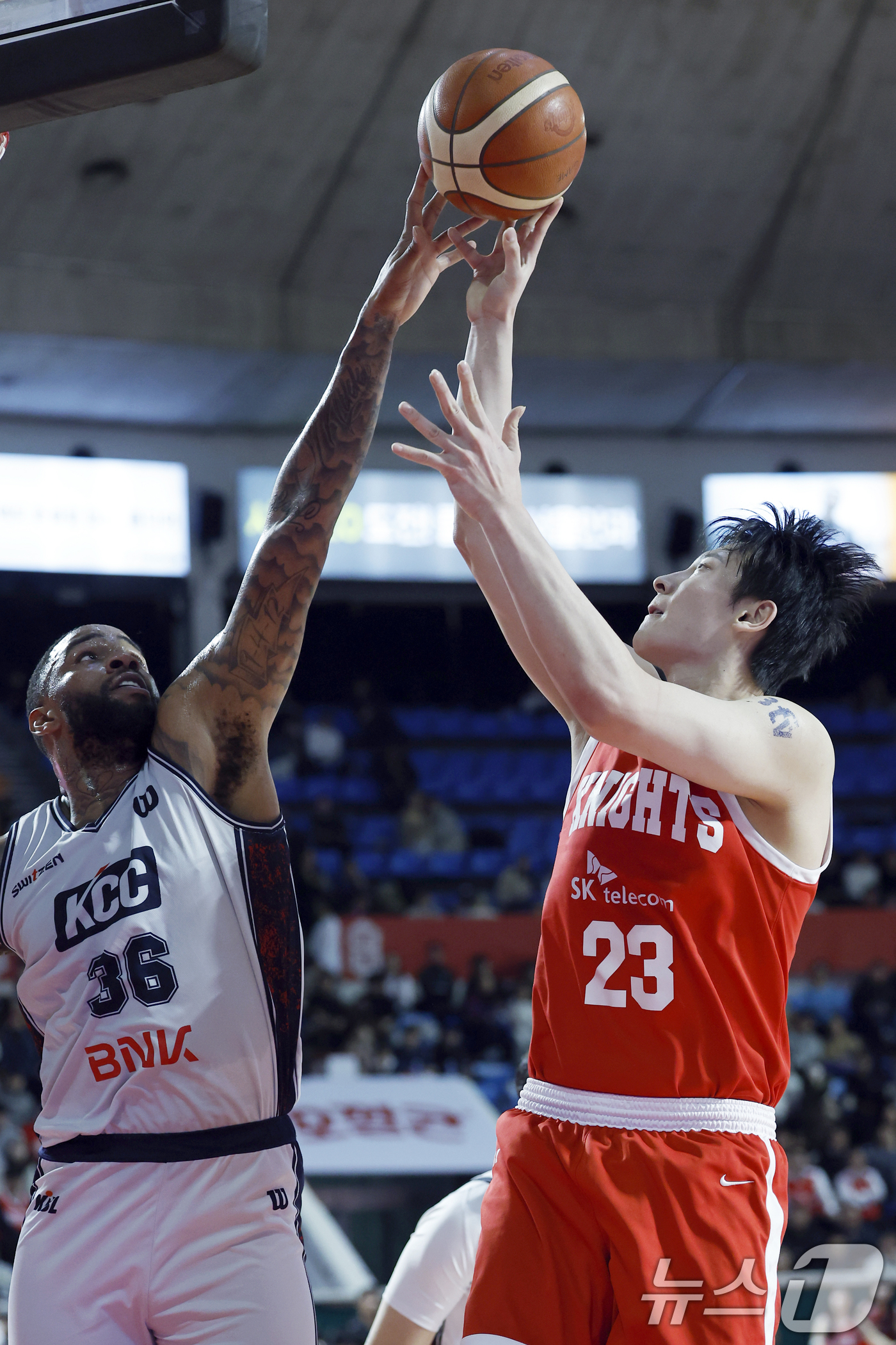 (서울=뉴스1) 박정호 기자 = 2일 오후 서울시 송파구 잠실학생체육관에서 열린 2025-2026 LG전자 프로농구 서울 SK 나이츠와 부산 KCC 이지스의 경기에서 KCC 숀 롱 …