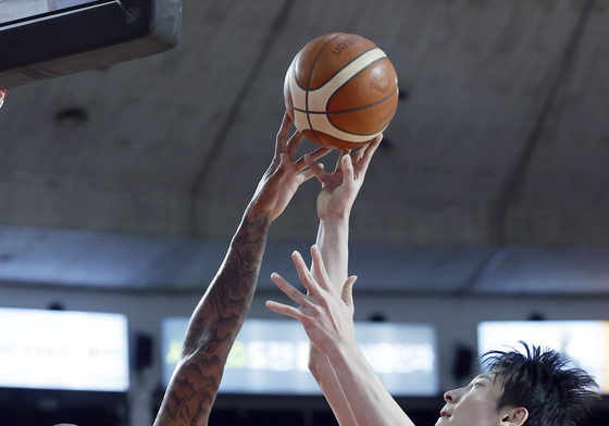 김형빈 슛 막아내는 숀 롱