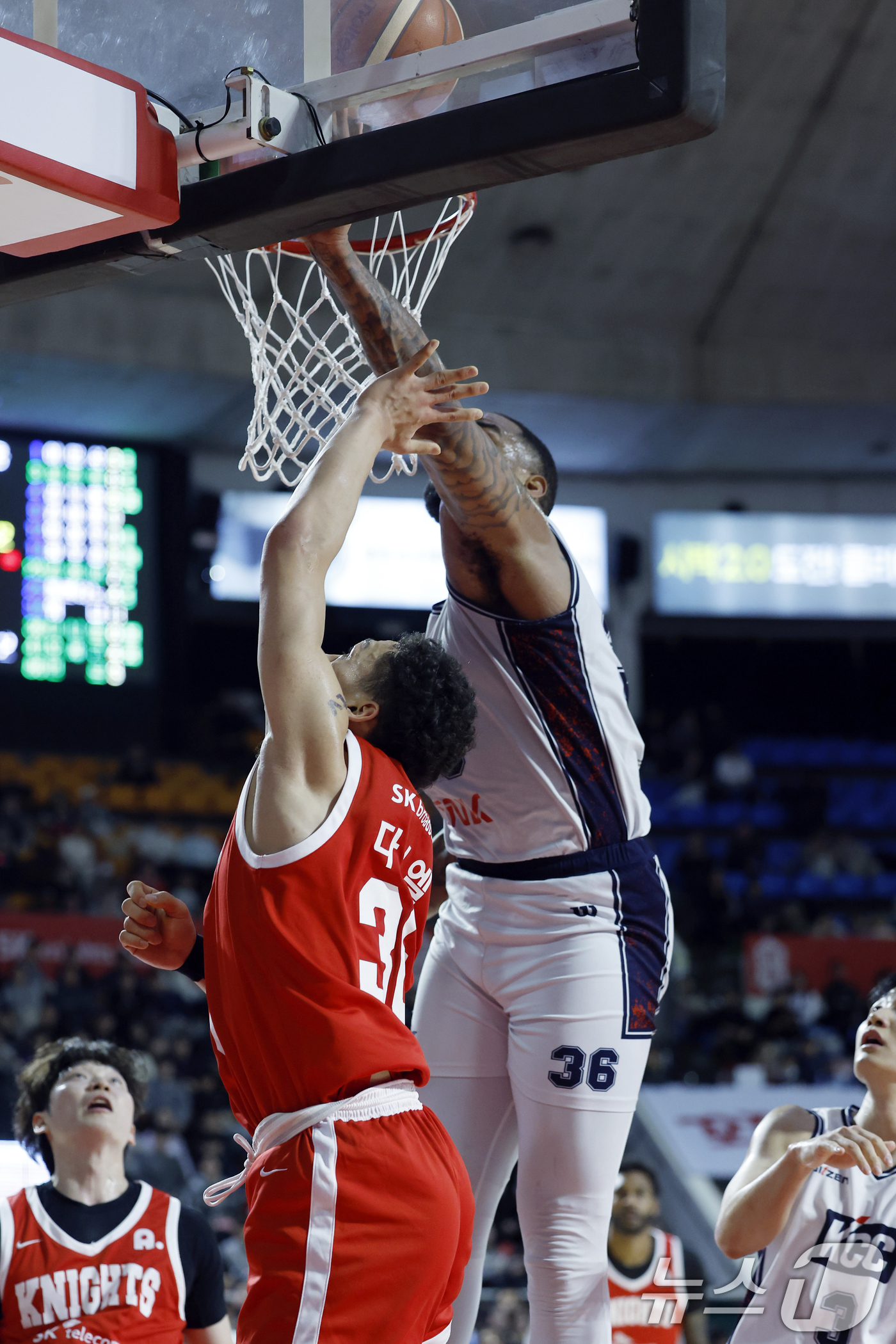 (서울=뉴스1) 박정호 기자 = 2일 오후 서울시 송파구 잠실학생체육관에서 열린 2025-2026 LG전자 프로농구 서울 SK 나이츠와 부산 KCC 이지스의 경기에서 KCC 숀 롱 …