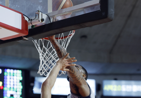 치열한 골밑 승부