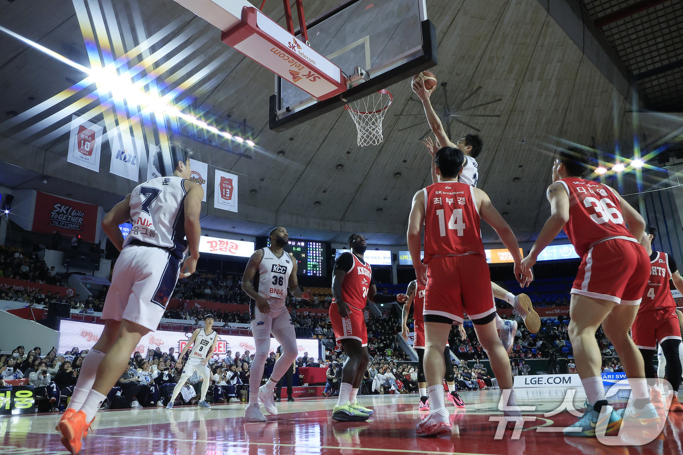 (서울=뉴스1) 박정호 기자 = 2일 오후 서울시 송파구 잠실학생체육관에서 열린 2025-2026 LG전자 프로농구 서울 SK 나이츠와 부산 KCC 이지스의 경기에서 KCC 장재석 …