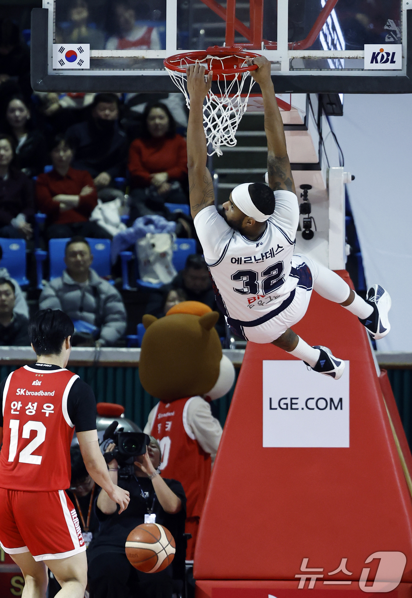 (서울=뉴스1) 박정호 기자 = 2일 오후 서울시 송파구 잠실학생체육관에서 열린 2025-2026 LG전자 프로농구 서울 SK 나이츠와 부산 KCC 이지스의 경기에서 KCC 에르난 …