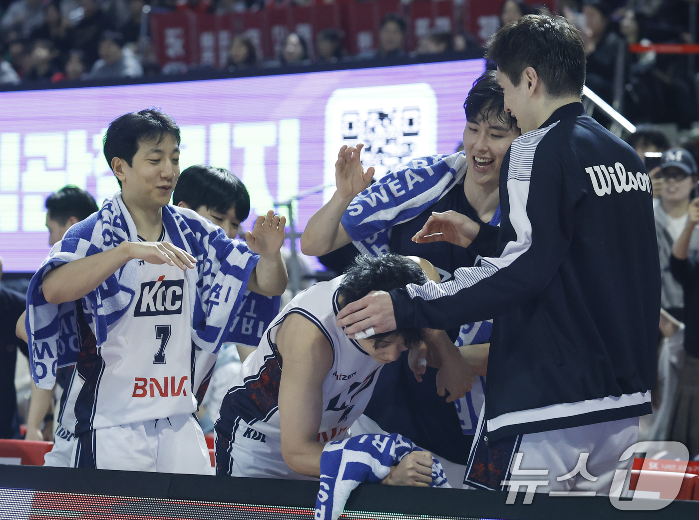 (서울=뉴스1) 박정호 기자 = 2일 오후 서울시 송파구 잠실학생체육관에서 열린 2025-2026 LG전자 프로농구 서울 SK 나이츠와 부산 KCC 이지스의 경기에서 KCC 허웅이 …