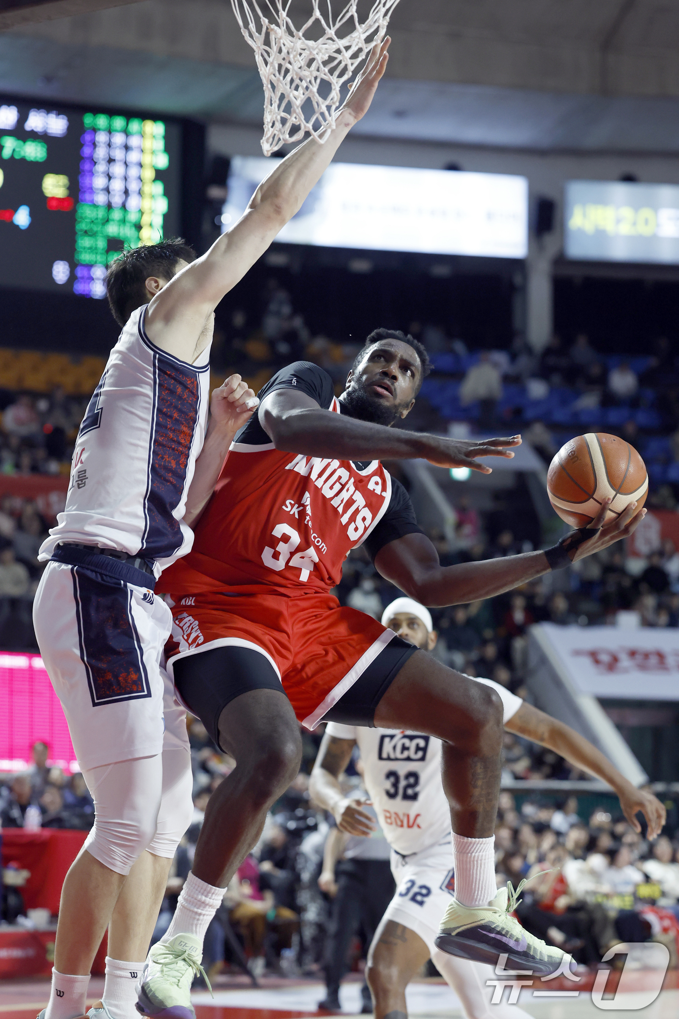 (서울=뉴스1) 박정호 기자 = 2일 오후 서울시 송파구 잠실학생체육관에서 열린 2025-2026 LG전자 프로농구 서울 SK 나이츠와 부산 KCC 이지스의 경기에서 SK 자밀 워 …