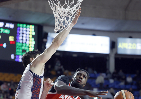 골밑 슛 시도하는 자밀 워니