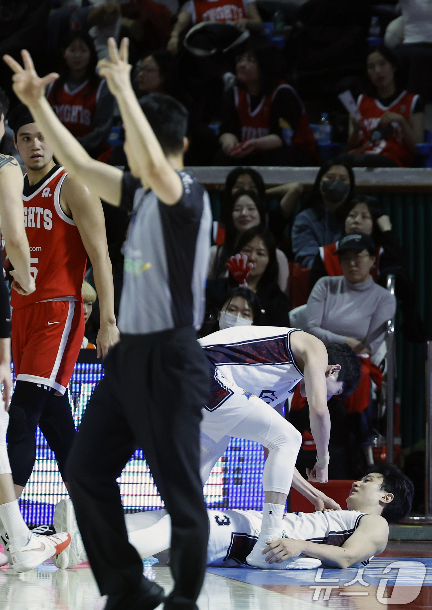 (서울=뉴스1) 박정호 기자 = 2일 오후 서울시 송파구 잠실학생체육관에서 열린 2025-2026 LG전자 프로농구 서울 SK 나이츠와 부산 KCC 이지스의 경기에서 KCC 허웅이 …