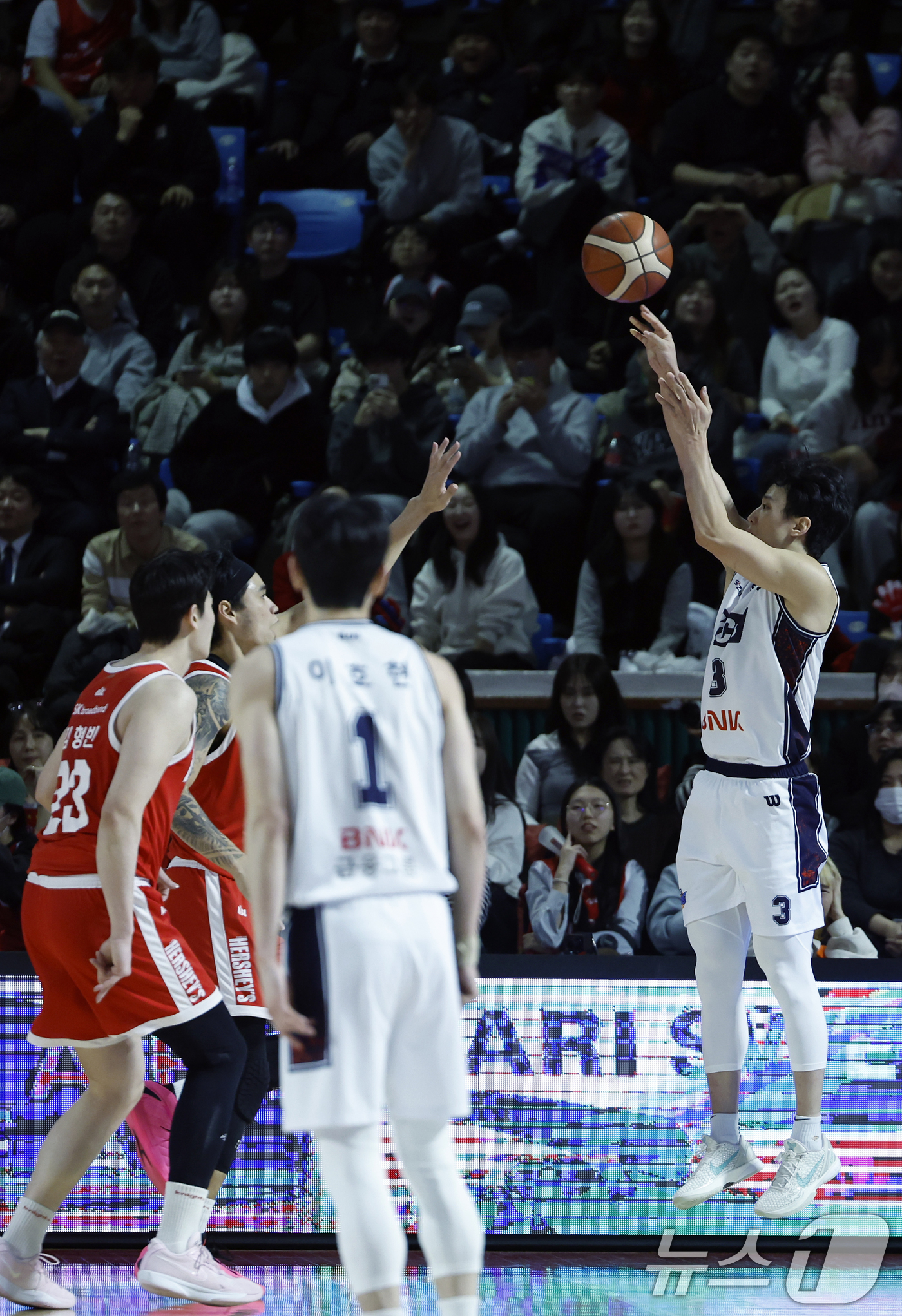 (서울=뉴스1) 박정호 기자 = 2일 오후 서울시 송파구 잠실학생체육관에서 열린 2025-2026 LG전자 프로농구 서울 SK 나이츠와 부산 KCC 이지스의 경기에서 KCC 허웅이 …