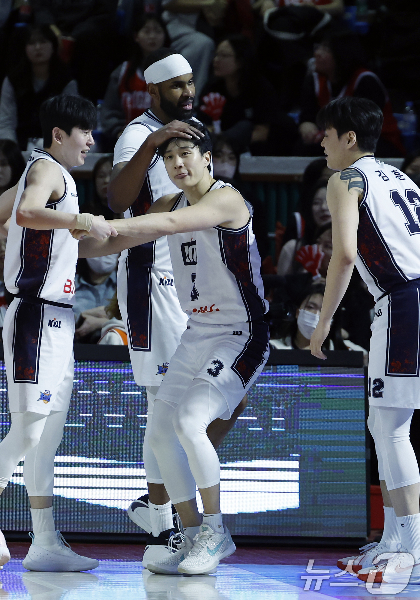 (서울=뉴스1) 박정호 기자 = 2일 오후 서울시 송파구 잠실학생체육관에서 열린 2025-2026 LG전자 프로농구 서울 SK 나이츠와 부산 KCC 이지스의 경기에서 50득점을 넣 …