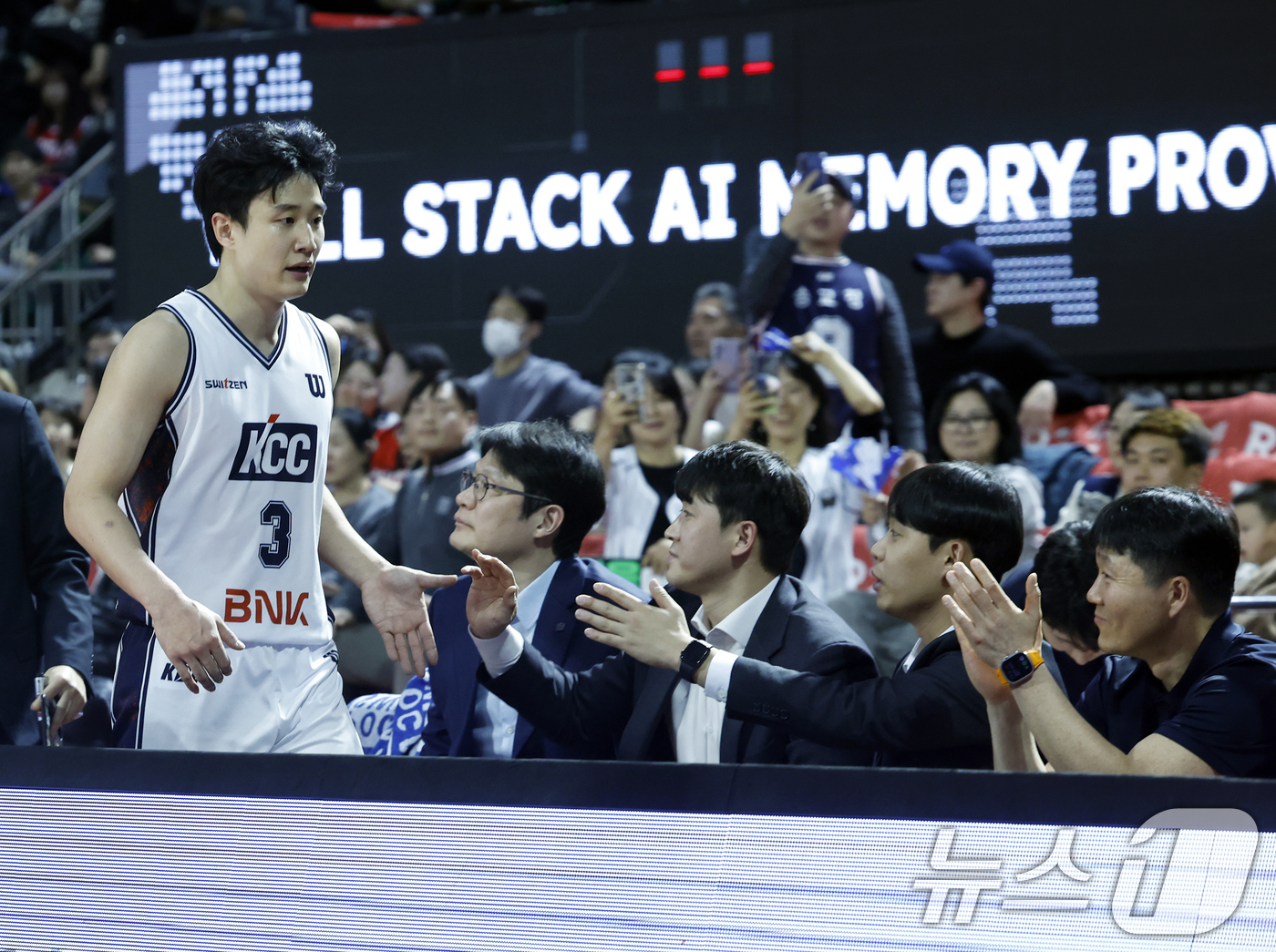 (서울=뉴스1) 박정호 기자 = 2일 오후 서울시 송파구 잠실학생체육관에서 열린 2025-2026 LG전자 프로농구 서울 SK 나이츠와 부산 KCC 이지스의 경기에서 51득점을 넣 …