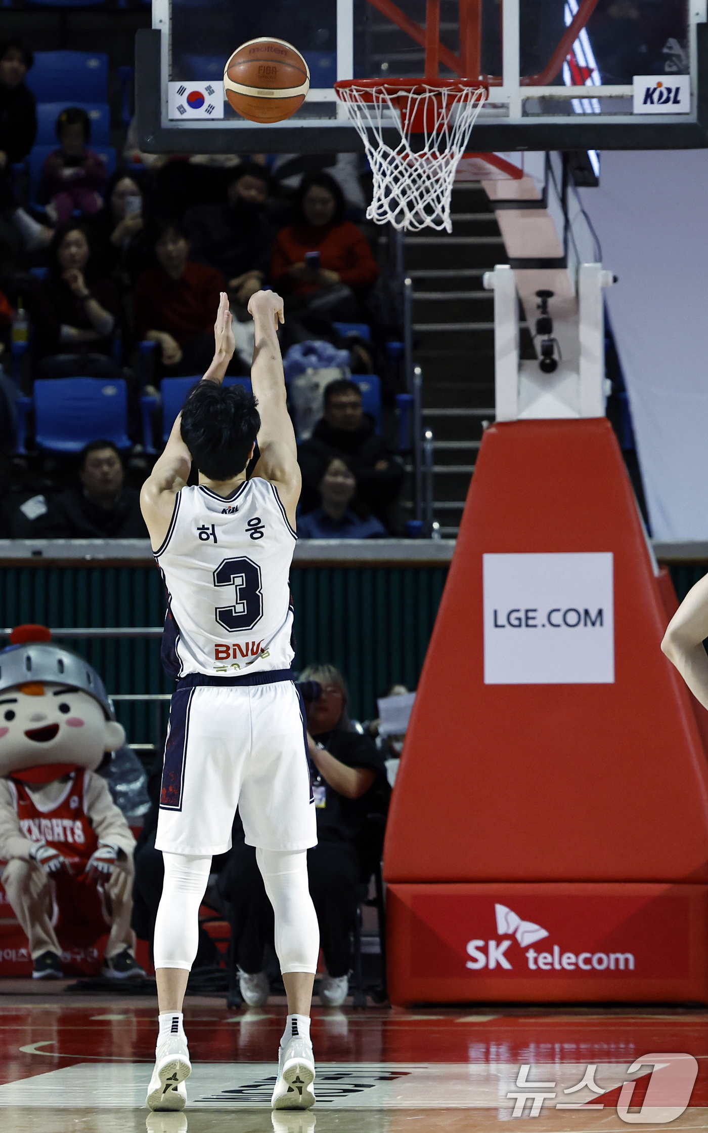 (서울=뉴스1) 박정호 기자 = 2일 오후 서울시 송파구 잠실학생체육관에서 열린 2025-2026 LG전자 프로농구 서울 SK 나이츠와 부산 KCC 이지스의 경기에서 허웅이 51번 …
