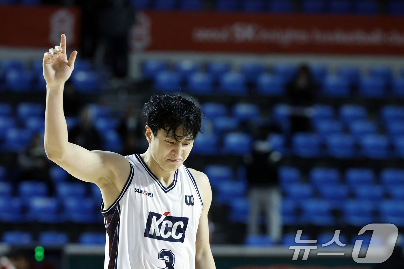 (서울=뉴스1) 박정호 기자 = 2일 오후 서울시 송파구 잠실학생체육관에서 열린 2025-2026 LG전자 프로농구 서울 SK 나이츠와 부산 KCC 이지스의 경기에서 51득점을 넣 …