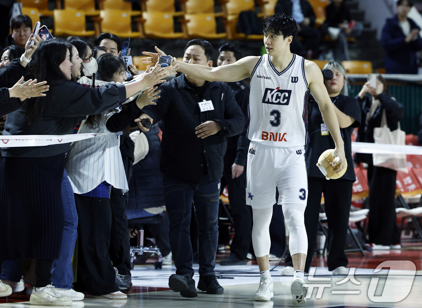 (서울=뉴스1) 박정호 기자 = 2일 오후 서울시 송파구 잠실학생체육관에서 열린 2025-2026 LG전자 프로농구 서울 SK 나이츠와 부산 KCC 이지스의 경기에서 51득점을 넣 …