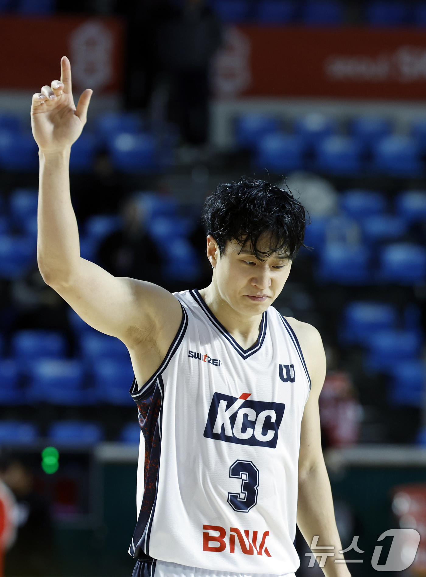 (서울=뉴스1) 박정호 기자 = 2일 오후 서울시 송파구 잠실학생체육관에서 열린 2025-2026 LG전자 프로농구 서울 SK 나이츠와 부산 KCC 이지스의 경기에서 51득점을 넣 …