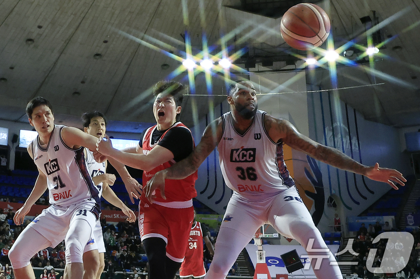 (서울=뉴스1) 박정호 기자 = 2일 오후 서울시 송파구 잠실학생체육관에서 열린 2025-2026 LG전자 프로농구 서울 SK 나이츠와 부산 KCC 이지스의 경기에서 KCC 장재석 …