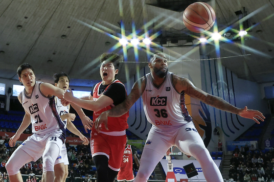 공은 누구에게?