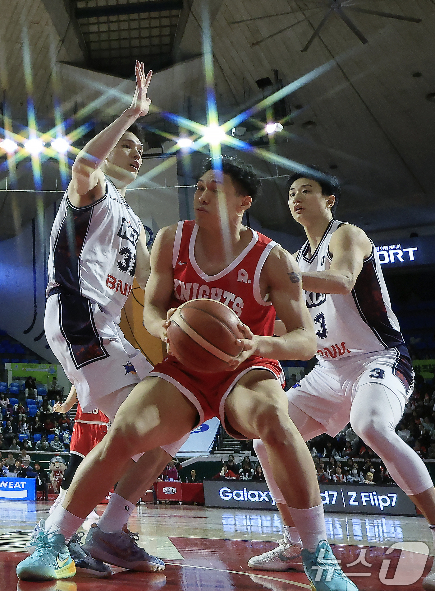 (서울=뉴스1) 박정호 기자 = 2일 오후 서울시 송파구 잠실학생체육관에서 열린 2025-2026 LG전자 프로농구 서울 SK 나이츠와 부산 KCC 이지스의 경기에서 KCC장재석과 …