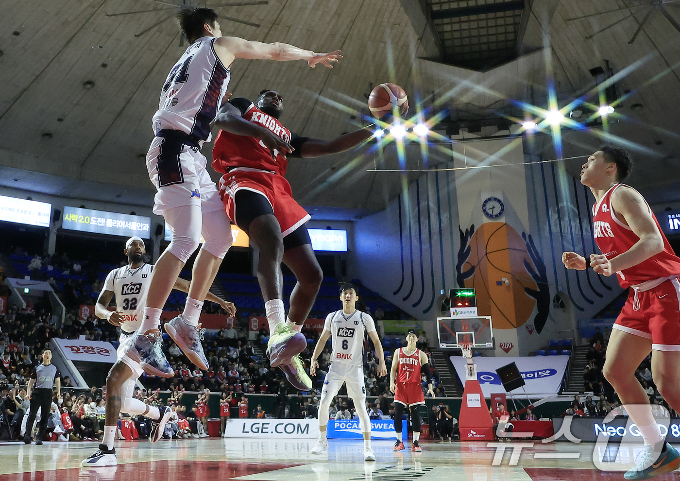 (서울=뉴스1) 박정호 기자 = 일 오후 서울시 송파구 잠실학생체육관에서 열린 2025-2026 LG전자 프로농구 서울 SK 나이츠와 부산 KCC 이지스의 경기에서 SK 자밀 워니 …