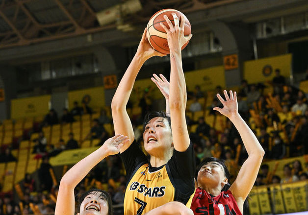 '박지수 더블더블' KB, BNK에 73-65 승리…5연승