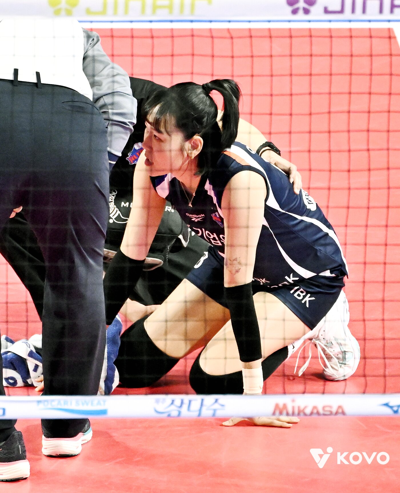 본문 이미지 - 부상으로 쓰러진 임명옥(KOVO제공) 