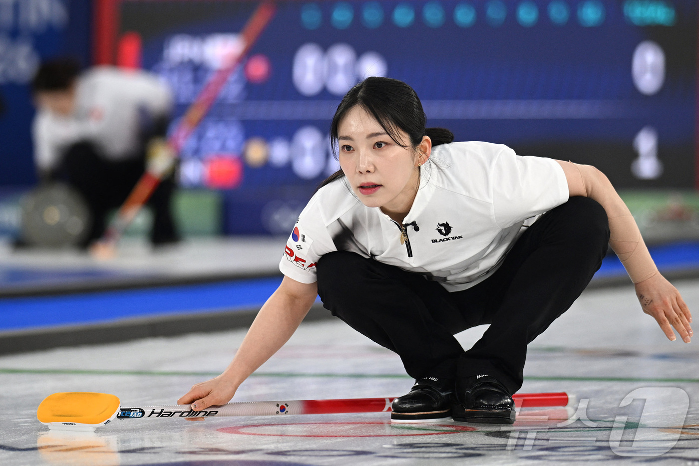 (코르티나담페초=뉴스1) = 컬링 김수지가 18일(현지시간) 이탈리아 코르티나담페초 컬링 올림픽 스타디움에서 열린 2026 밀라노ㆍ코르티나담페초 동계올림픽 컬링 여자 라운드로빈 한 …