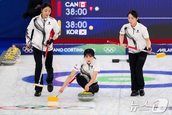(코르티나담페초=뉴스1) = 컬링 김은지가 18일(현지시간) 이탈리아 코르티나담페초 컬링 올림픽 스타디움에서 열린 2026 밀라노ㆍ코르티나담페초 동계올림픽 컬링 여자 라운드로빈 한 …