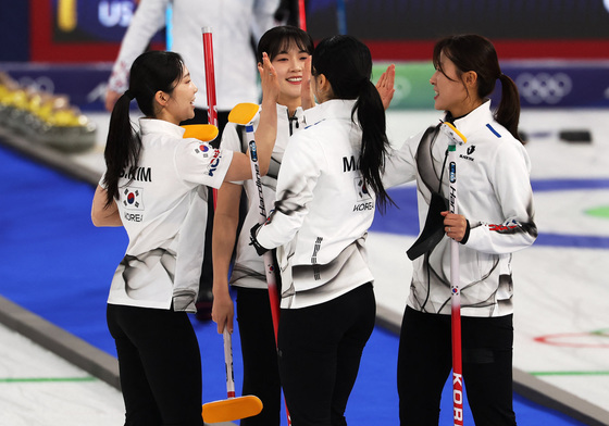 네덜란드 선수와 충돌 피하는 최민정