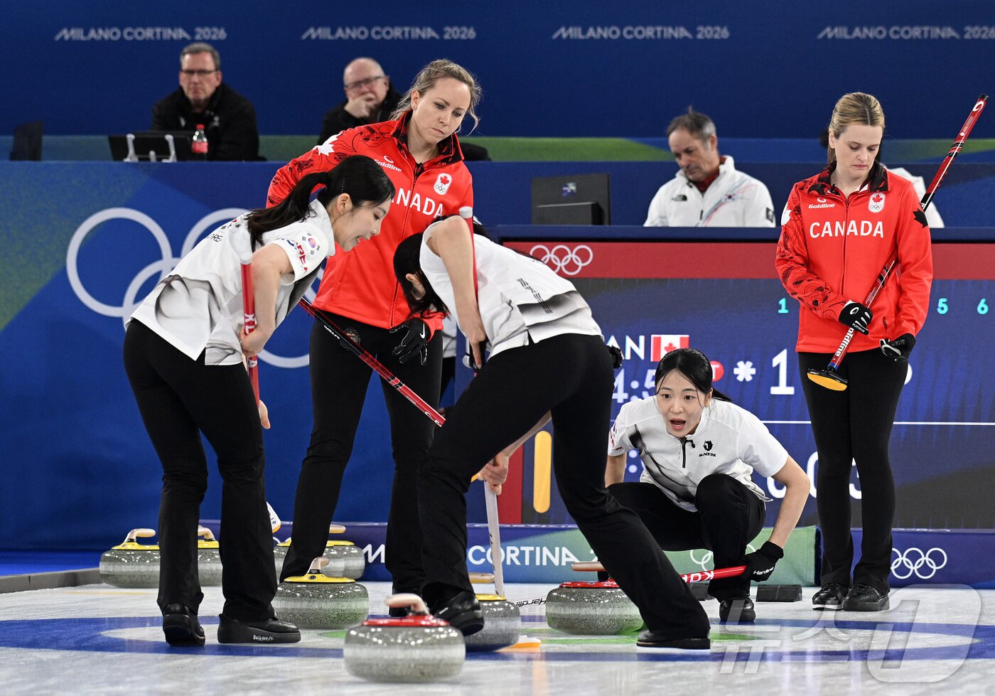 본문 이미지 - 컬링 설예은과 김은지가 18일(현지시간) 이탈리아 코르티나담페초 컬링 올림픽 스타디움에서 열린 2026 밀라노ㆍ코르티나담페초 동계올림픽 컬링 여자 라운드로빈 한국과 캐나다의 경기에서 스위핑하고 있다. 2026.02.19 ⓒ 뉴스1 ⓒ 로이터=뉴스1