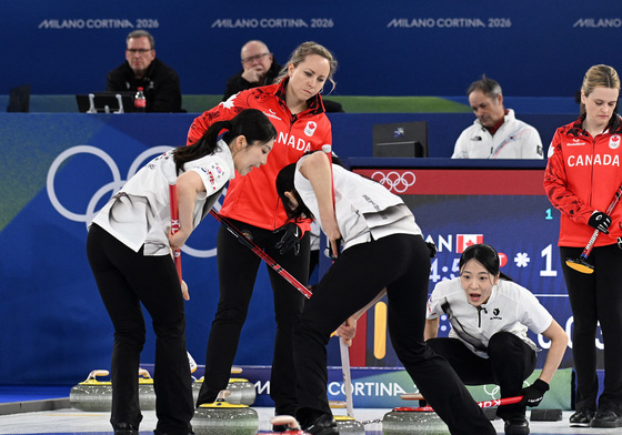 네덜란드 선수와 충돌 피하는 최민정