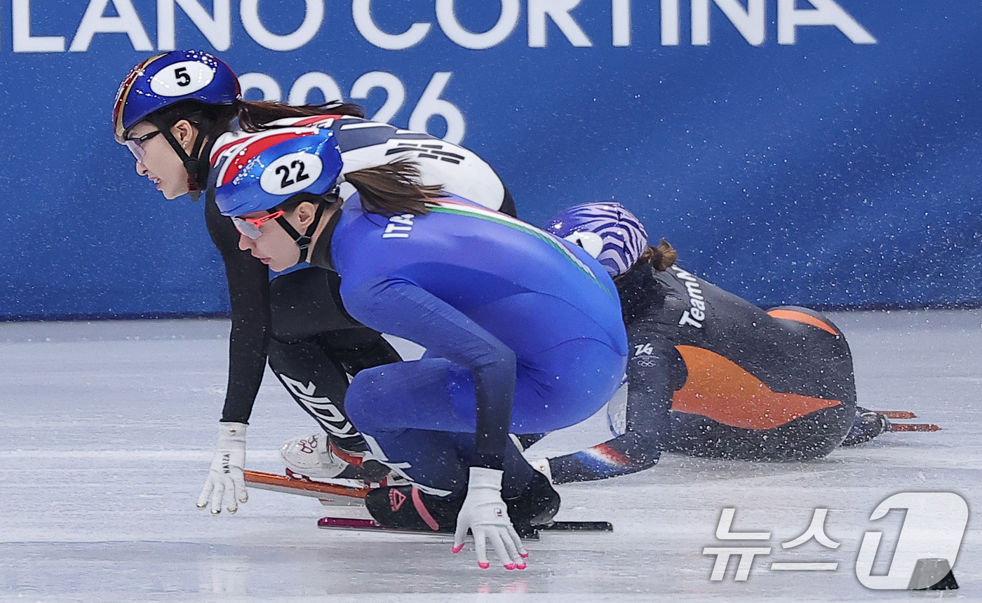 (밀라노=뉴스1) 김성진 기자 = 대한민국 여자 쇼트트랙 대표팀 최민정이 18일(현지시간) 이탈리아 밀라노 아이스스케이팅 아레나에서 열린 2026 밀라노·코르티나담페초 동계올림픽 …