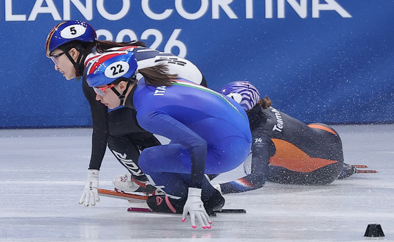 충돌 피해 질주하는 최민정