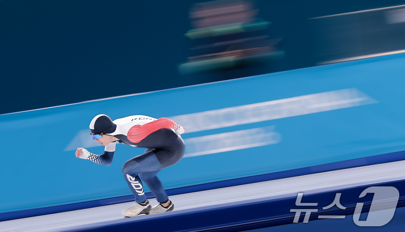 (밀라노=뉴스1) 김성진 기자 = 스피드스케이팅 정재원이 19일(현지시간) 이탈리아 밀라노 스피드스케이팅 스타디움에서 열린 스피드 스케이팅 남자 1500m에서 질주하고 있다. 20 …