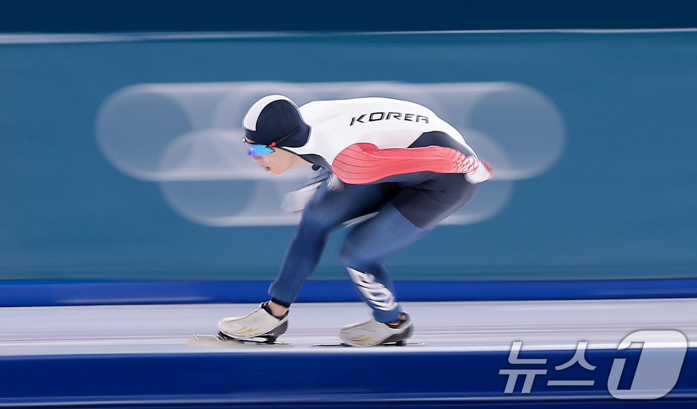 (밀라노=뉴스1) 김성진 기자 = 스피드스케이팅 정재원이 19일(현지시간) 이탈리아 밀라노 스피드스케이팅 스타디움에서 열린 스피드 스케이팅 남자 1500m에서 질주하고 있다. 20 …